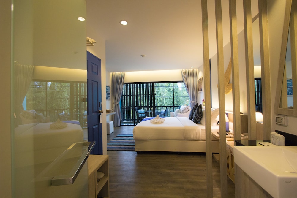 The Blue Pearl Kata Hotel 33/66
