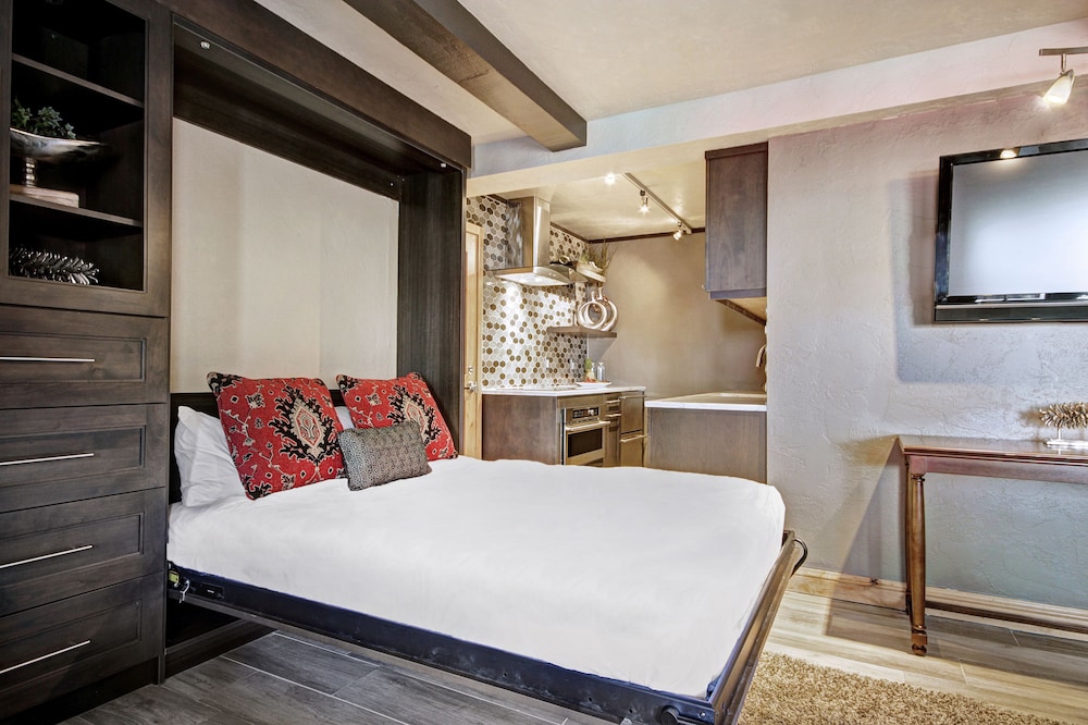 Lodge at Vail Rock Resorts 40/81