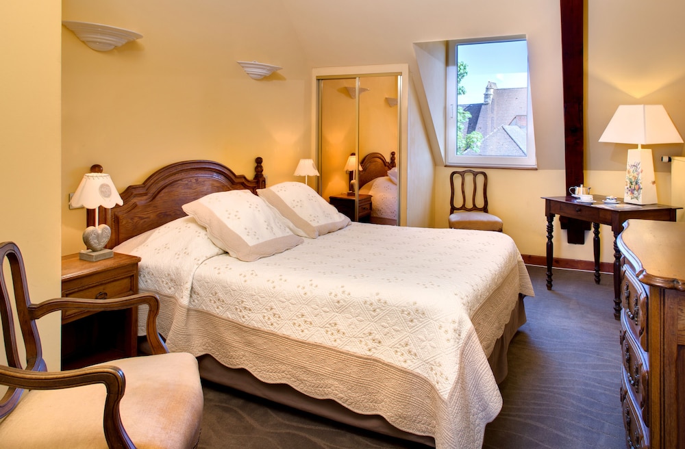 Village, Standard, Queen Bed
