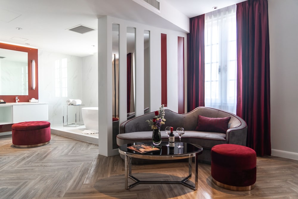 La Seine Hotel 48/74