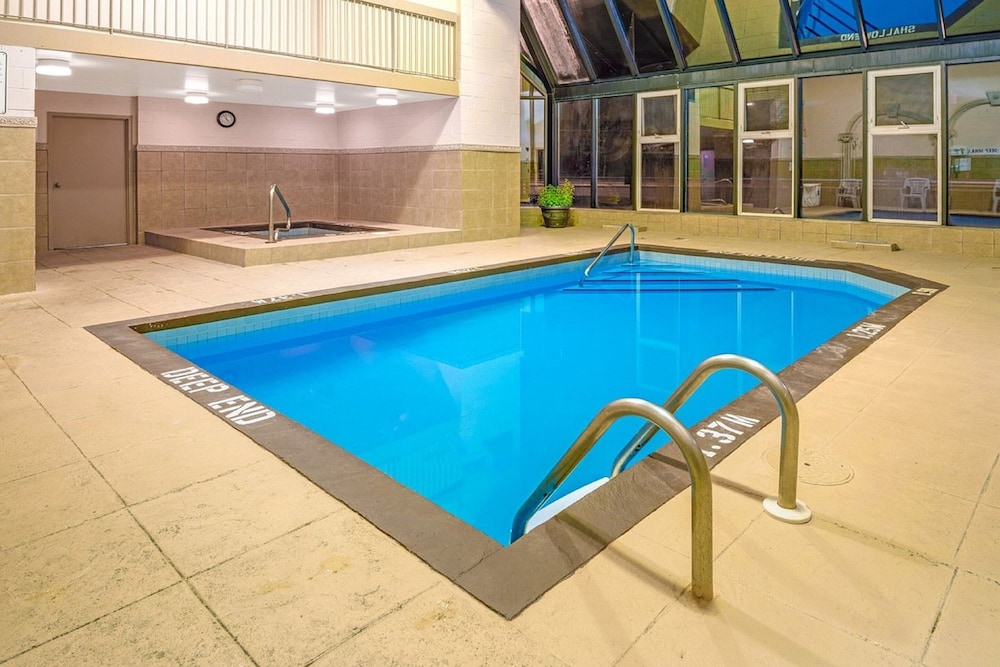 Super 8 by Wyndham Toronto East ON 24/50