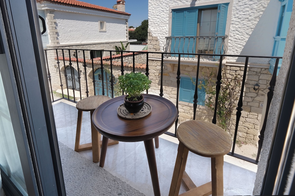 Armel Alacati (+12 Adult Only) 26/46
