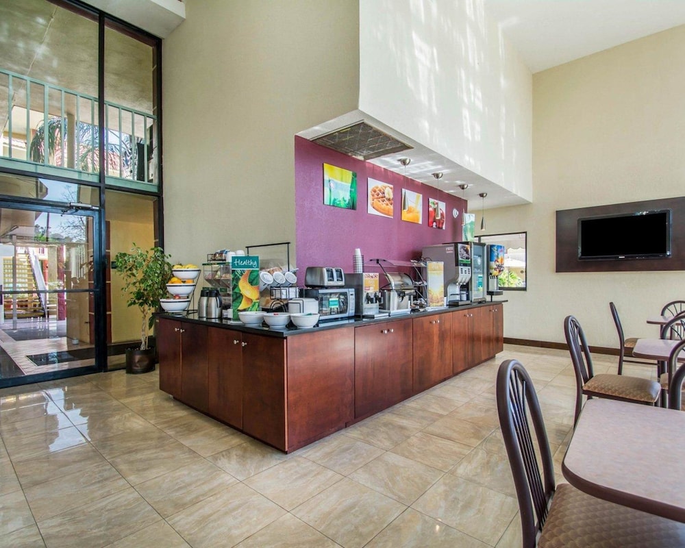 Quality Inn & Suites At Tropicana Field 10/39