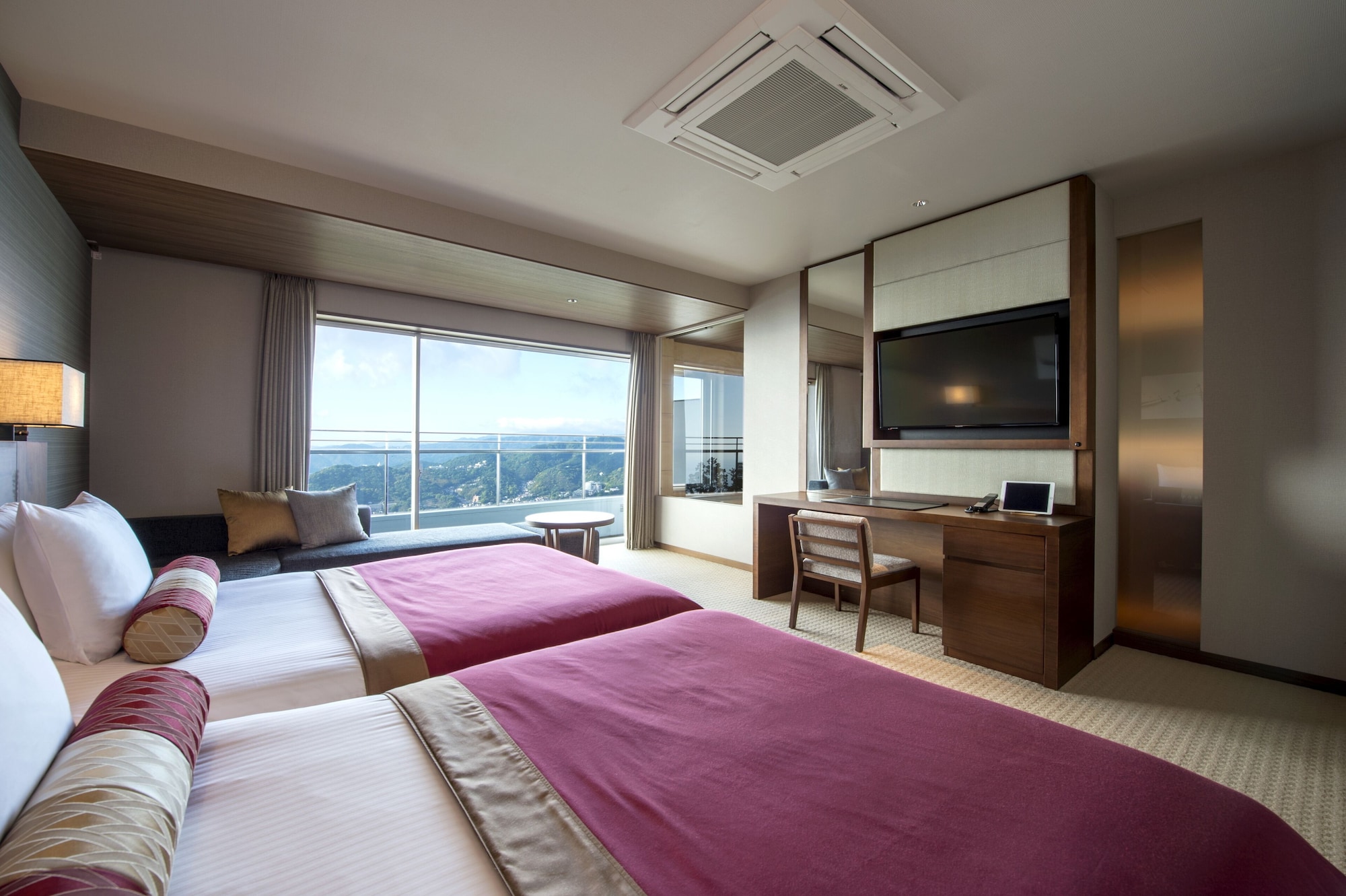 HOLLYWOOD, TWIN BEDS, WITH VIEW, BATHTUB