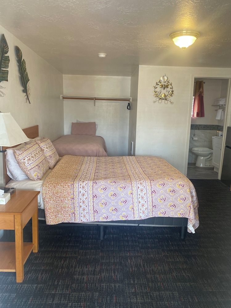 Holiday Motel 25/52