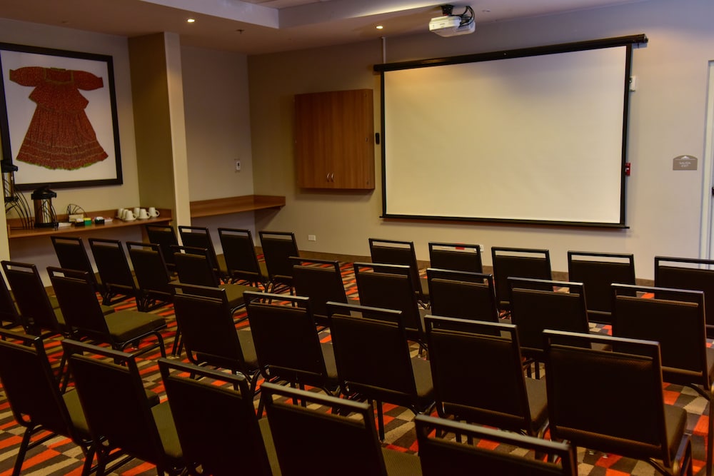 Microtel Inn & Suites By Wyndham Cuauhtemoc 33/40