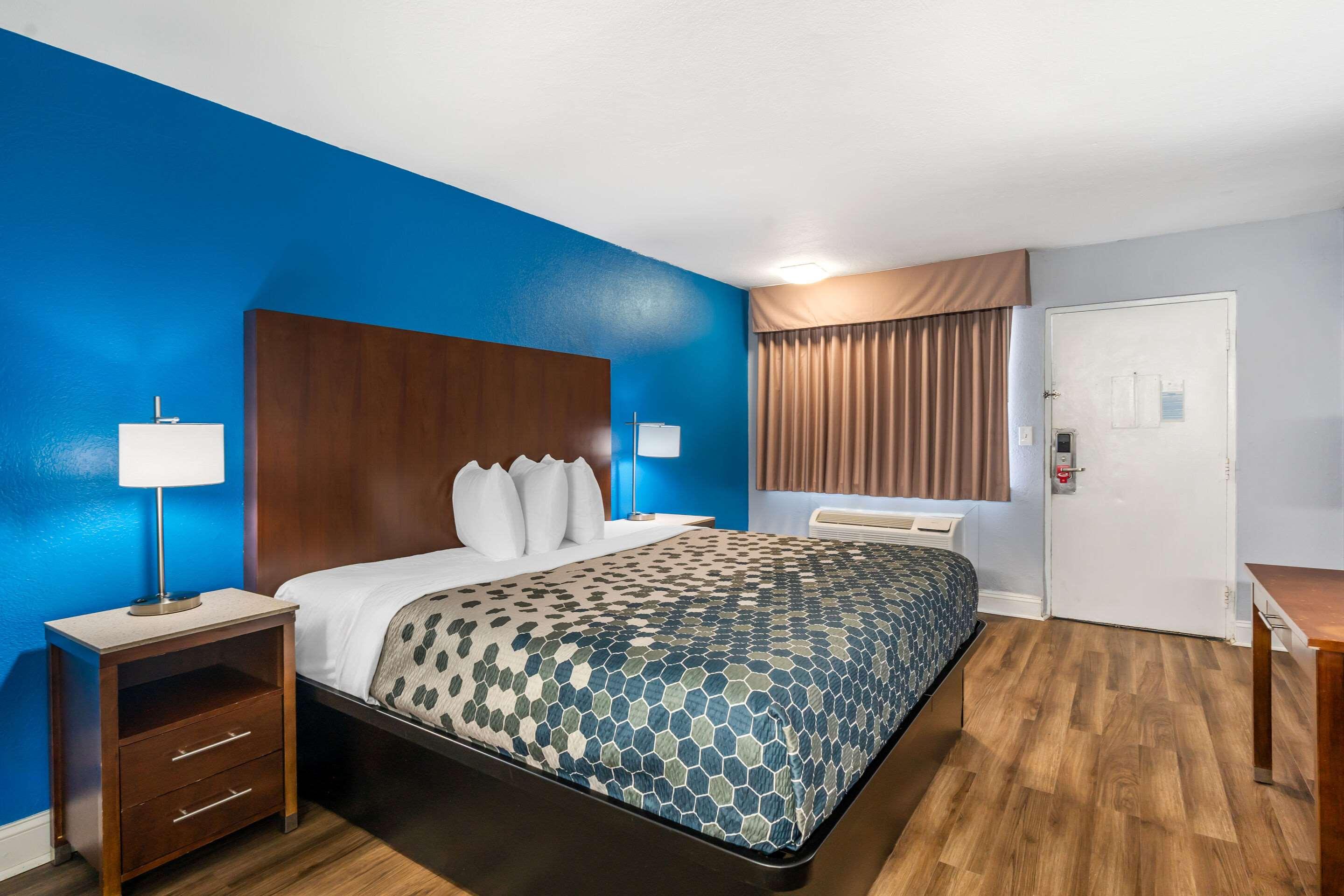 ROOM, KING BED, SMOKING