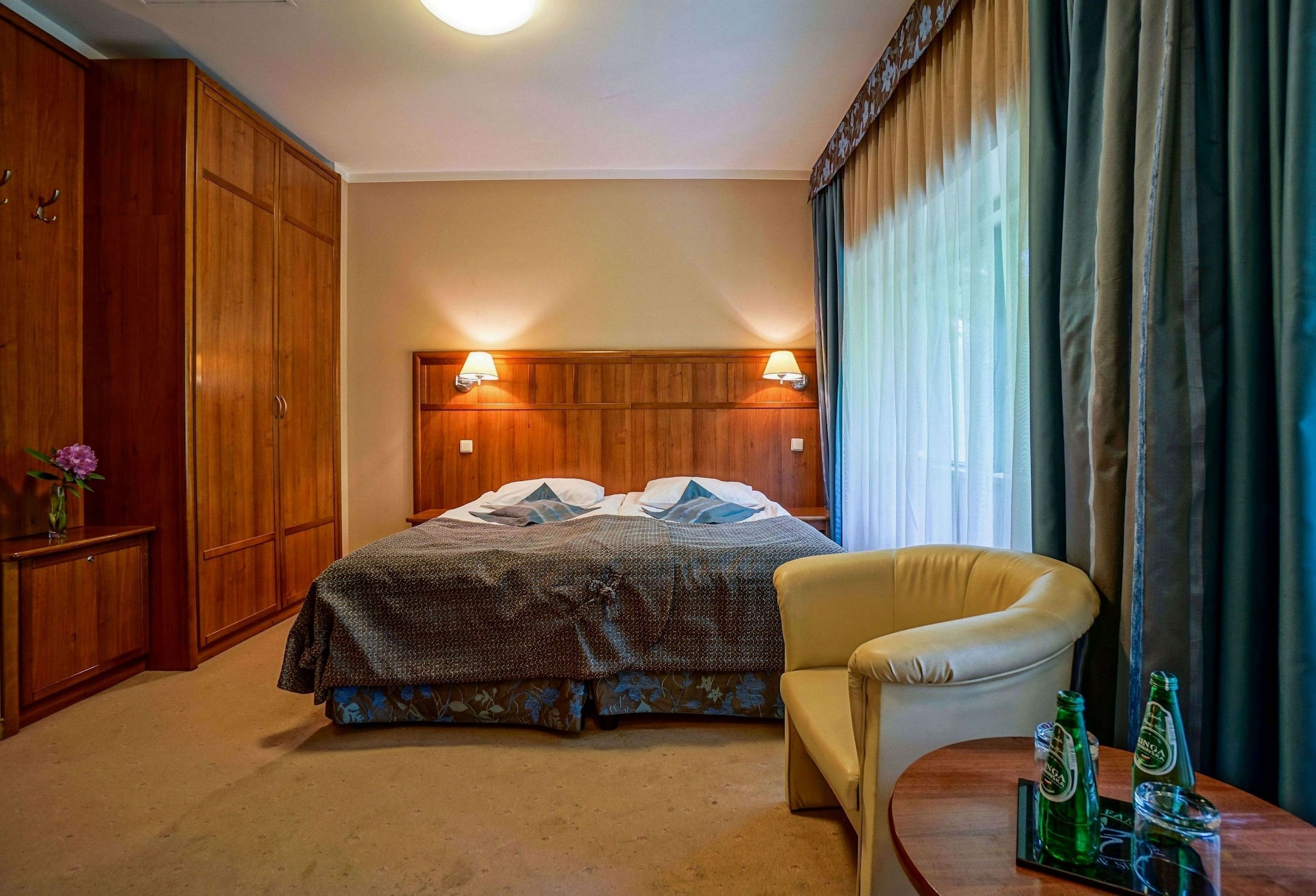 ROOM, DOUBLE OR TWIN BED