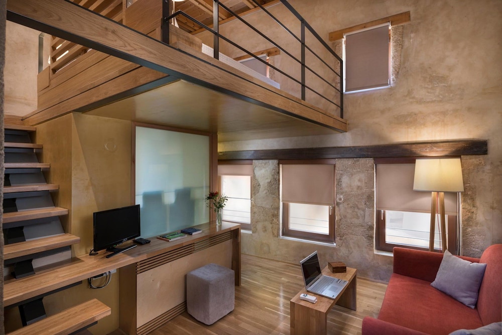 Neoria Houses 25/50