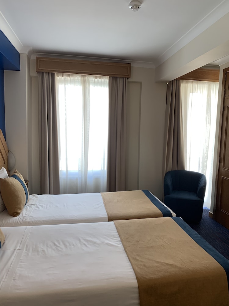 ROOM, DOUBLE OR TWIN BED