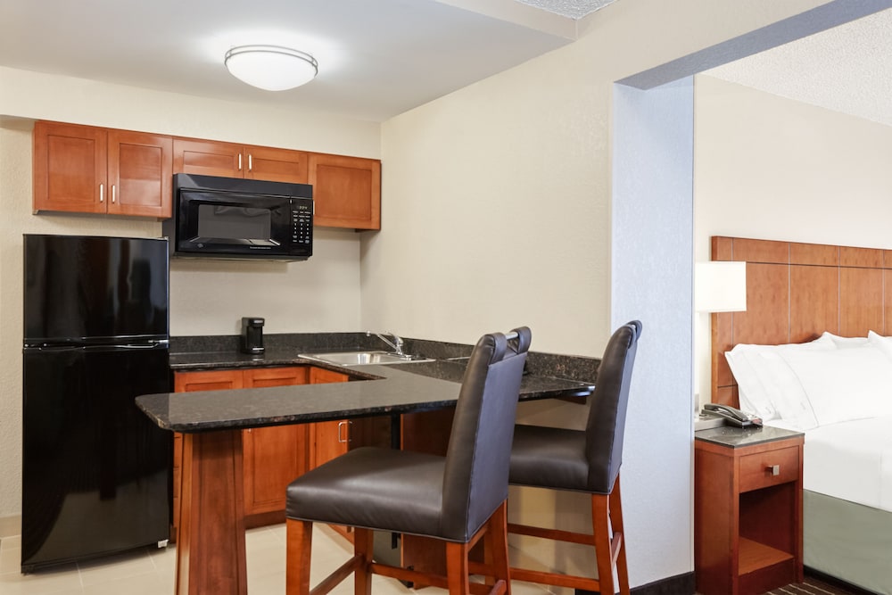 Holiday Inn Express Hampton Coliseum Central 64/80