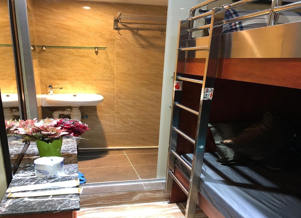 Rich Hotel 6/50