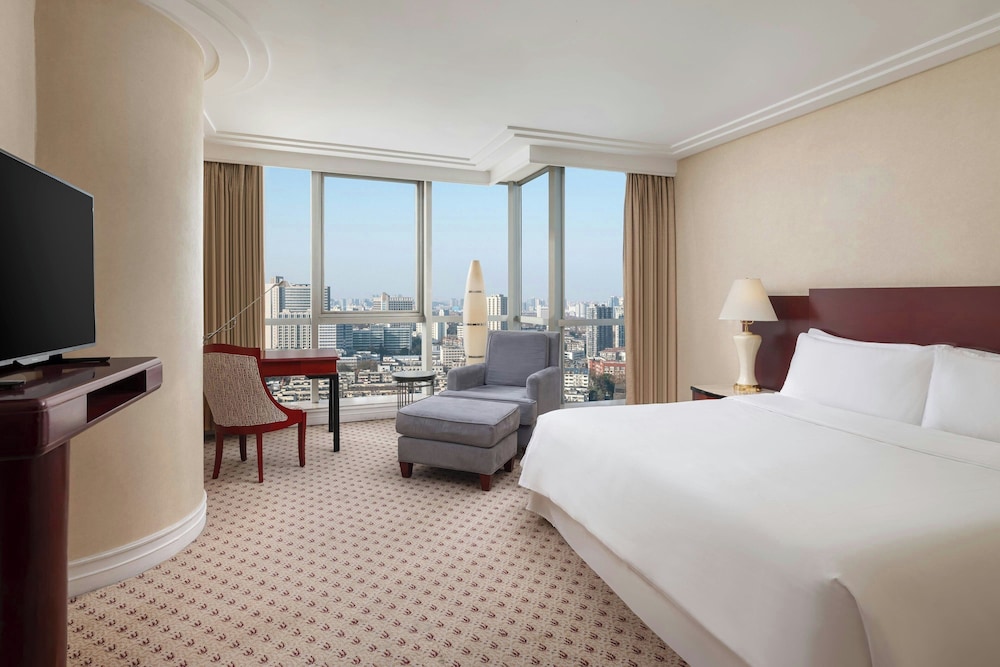 1 Bedroom, Tower, Executive, Suite, King Bed, City View, Lounge Access
