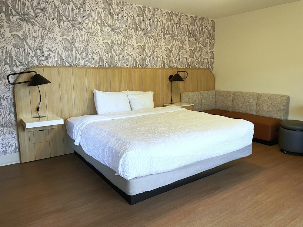 SUPERIOR, KING BED