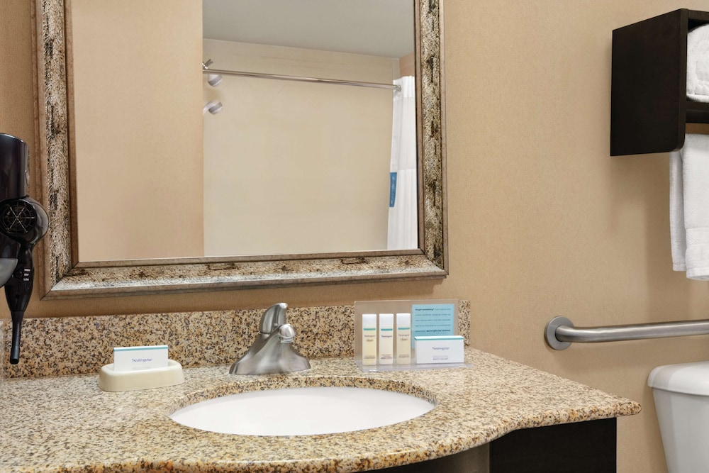 Hampton Inn and Suites Enid 19/50