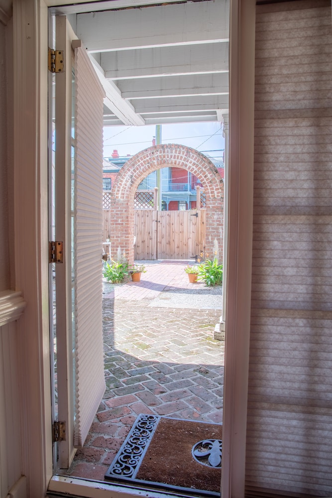 Justine Inn Savannah 40/62