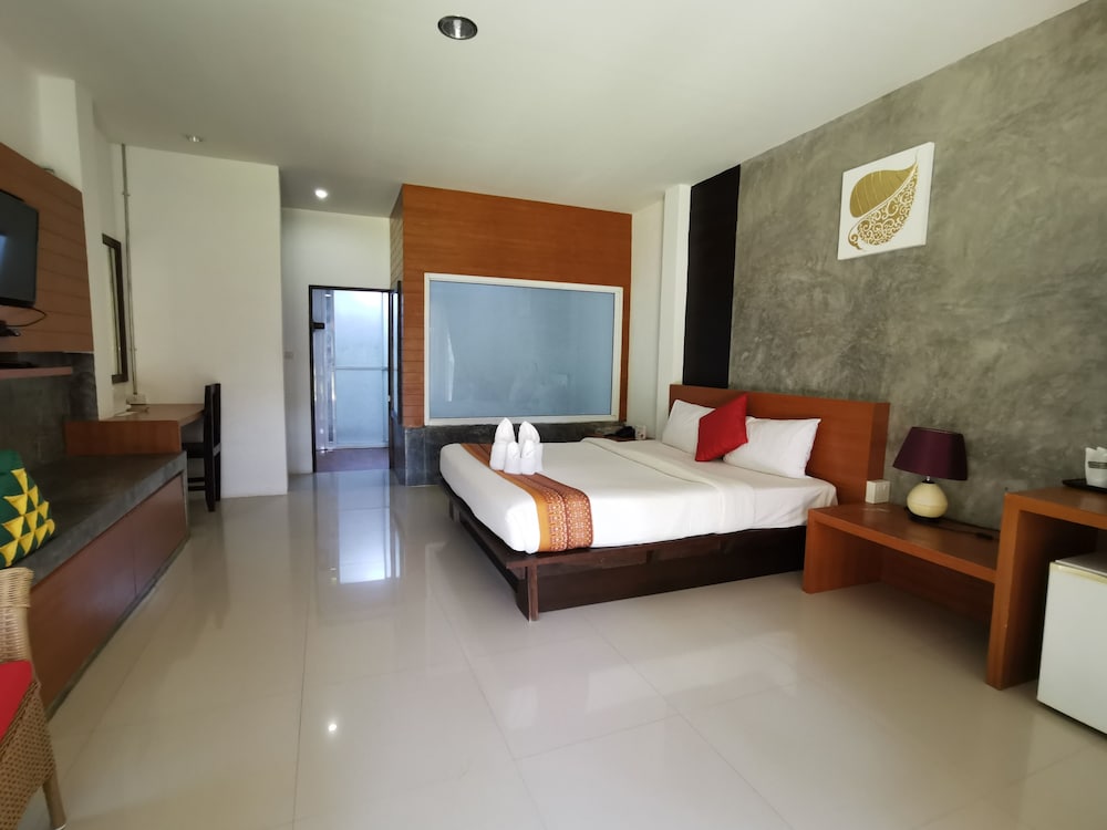 Nana Beach Hotel 10/80