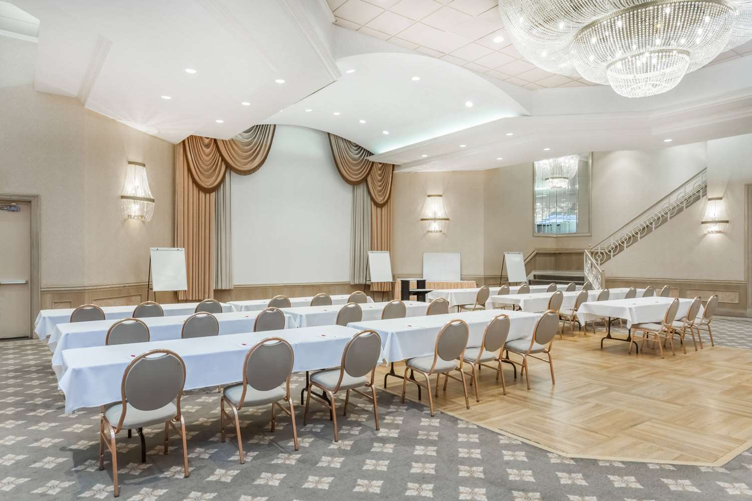 Ramada by Wyndham Hammond Hotel & Conference Center 32/42