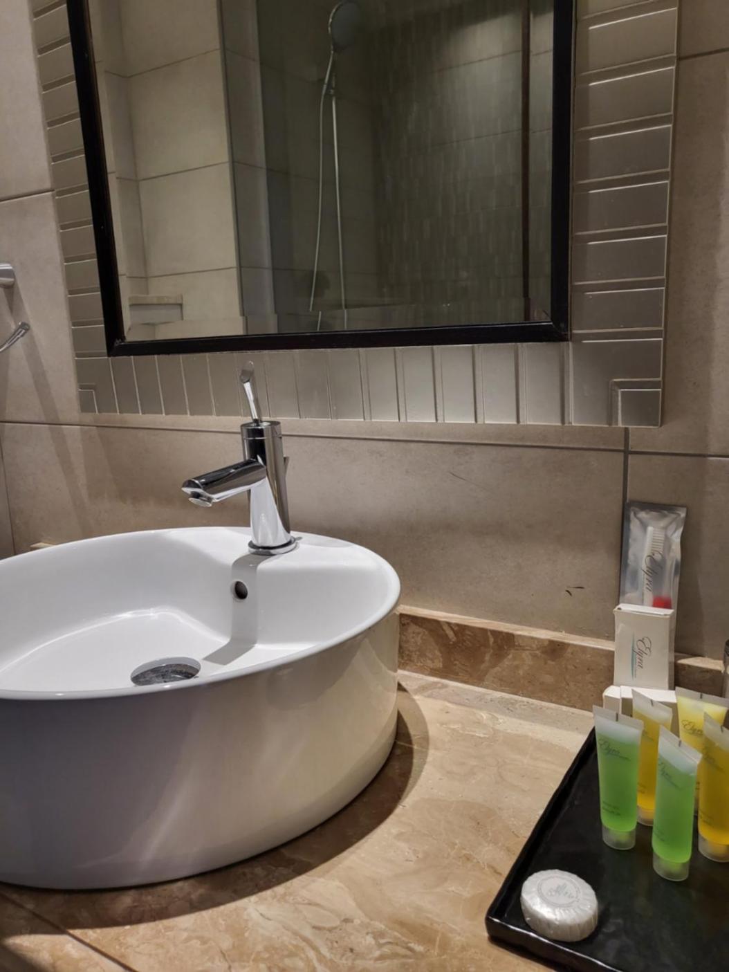 غرفة قياسية بسرير مزدوج، Ambassador Hotel 9/10