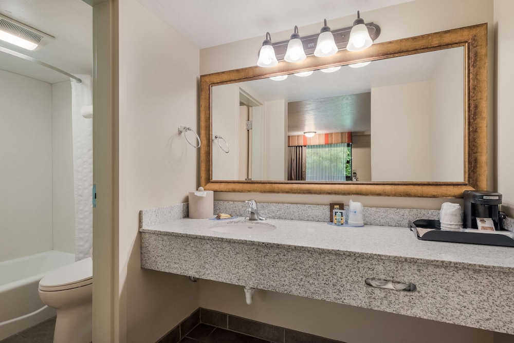 Town & Country Inn 47/50
