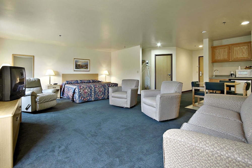 Super 8 by Wyndham Ava MO 16/24