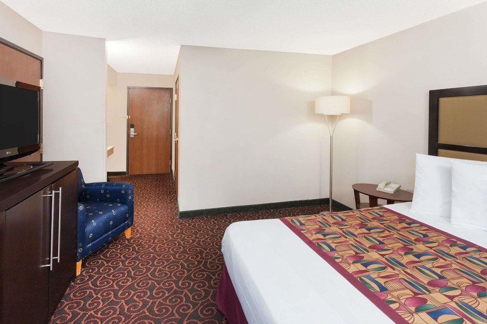 Baymont by Wyndham Chicago/Calumet City 8/37