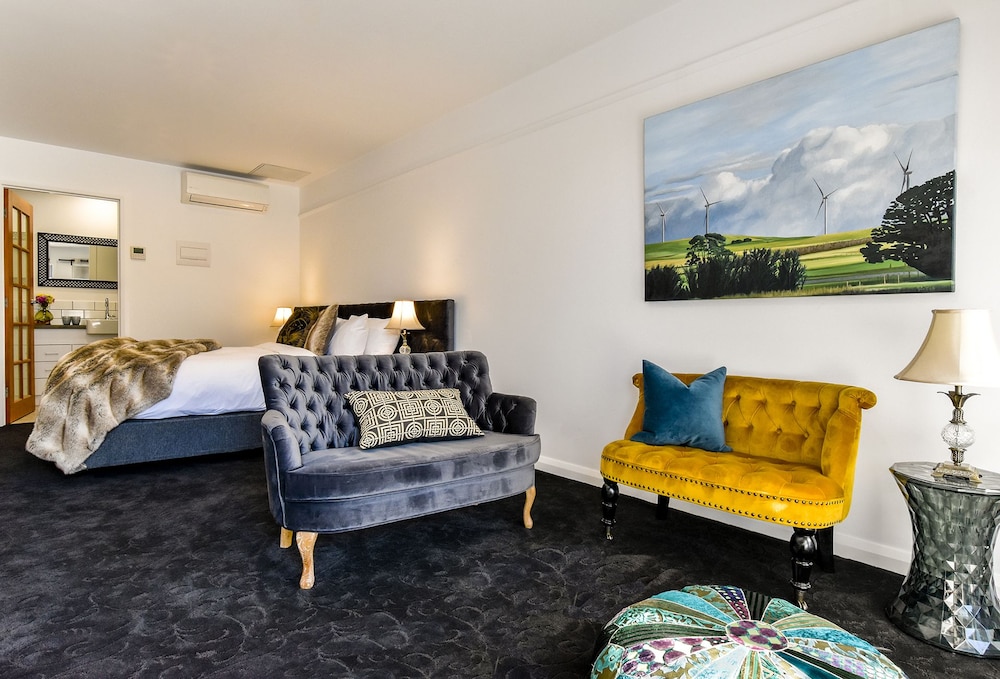Farmers Arms Art Motel 32/44