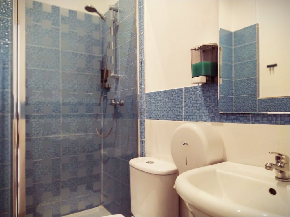 Room, Double Bed, Private Bathroom 4/5
