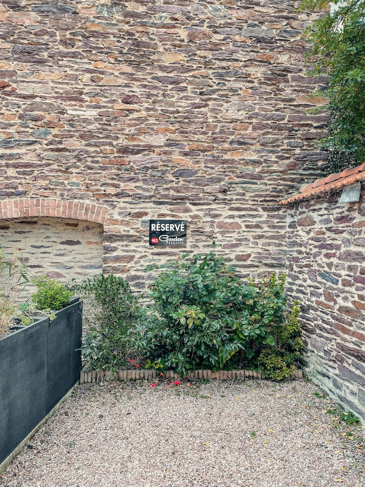 GARDEN HOTEL 83/89