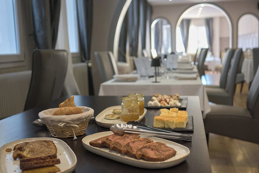 HOTEL LE PLAT D'ETAIN 27/39