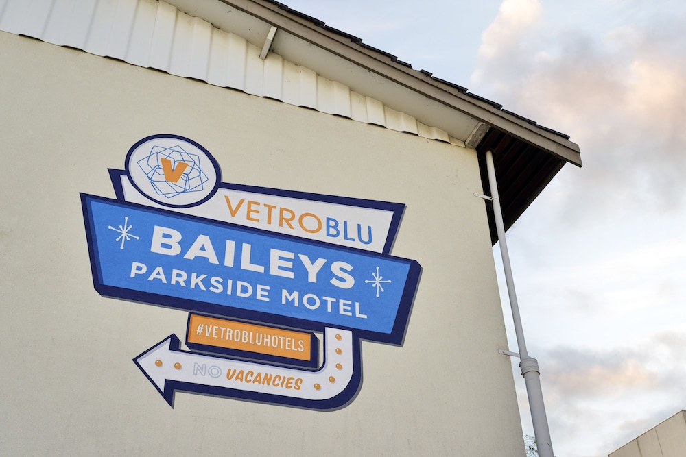 Baileys Parkside Motel by VetroBlu 8/55