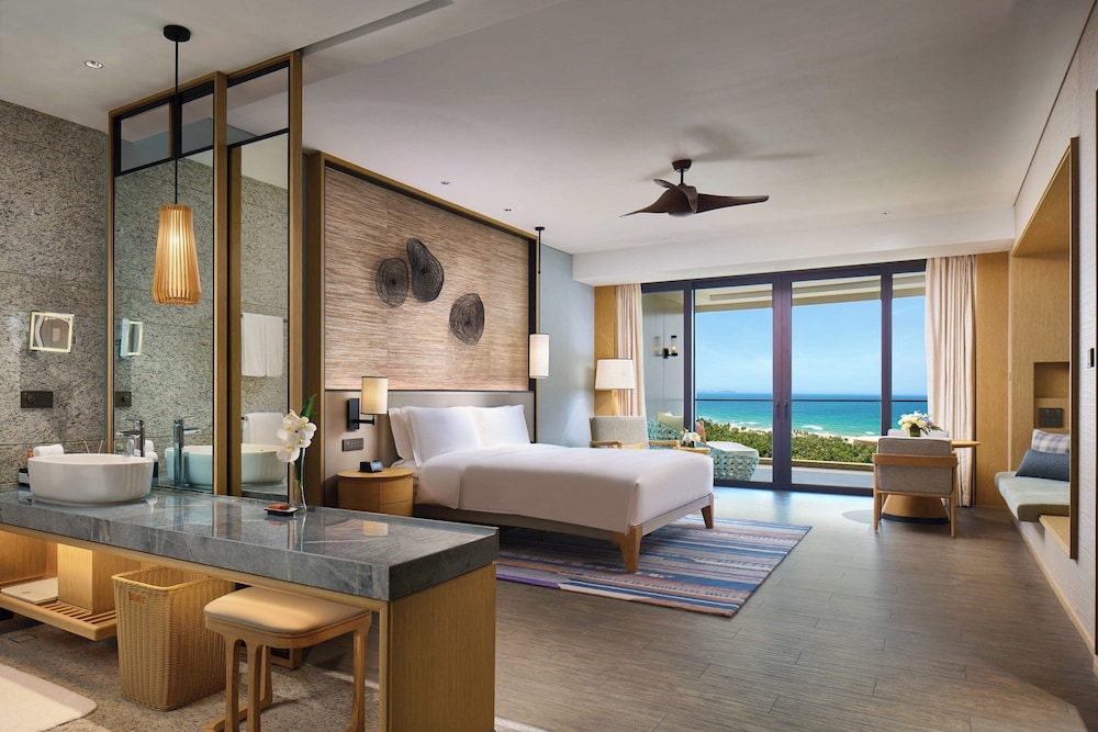 Standard, King Bed, Ocean Front, Club Lounge Access