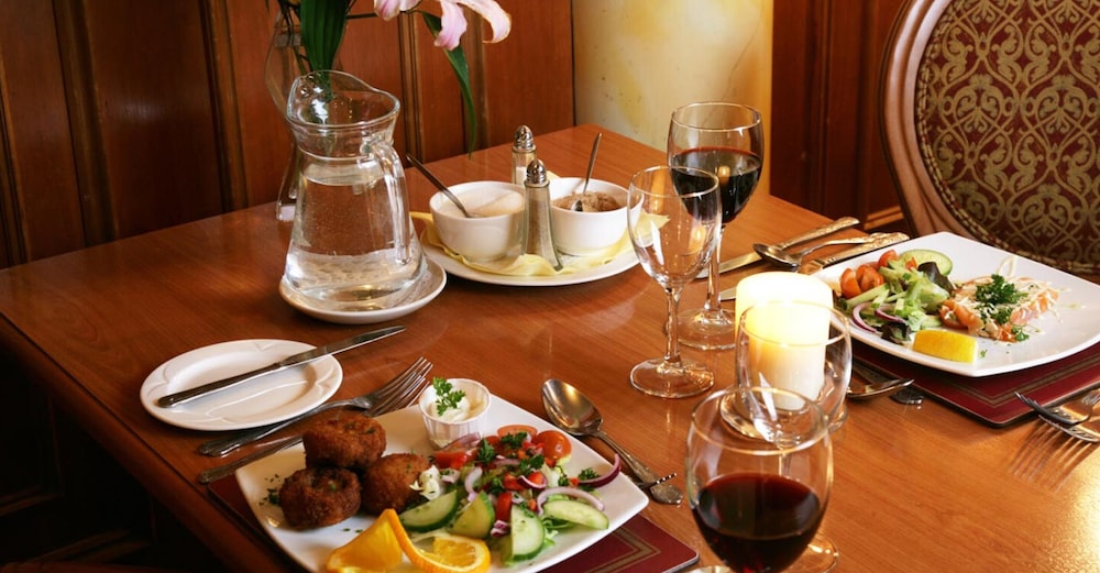 Bush Hotel 27/38