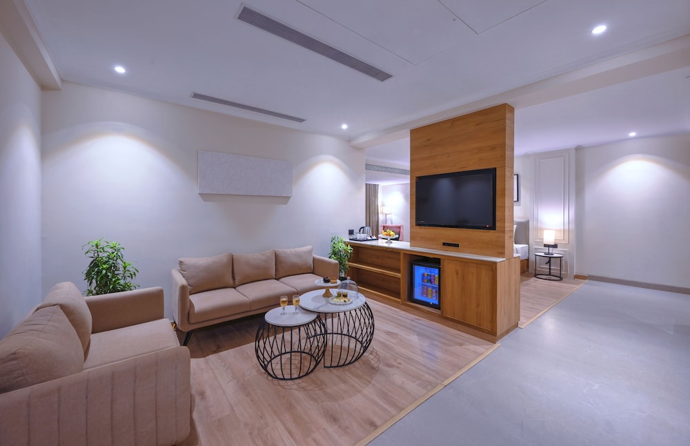 Royale Sarovar Portico Agra 45/65