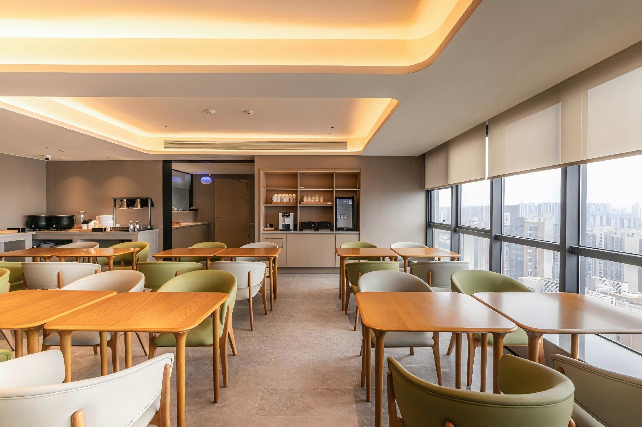 Xianze Hotel (Guangzhou North Railway Station Huadu Auto City Metro Station Branch) 35/40