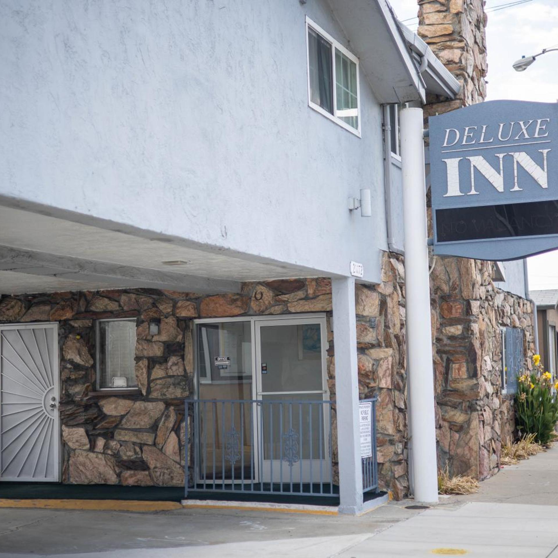 Deluxe Inn 2/25
