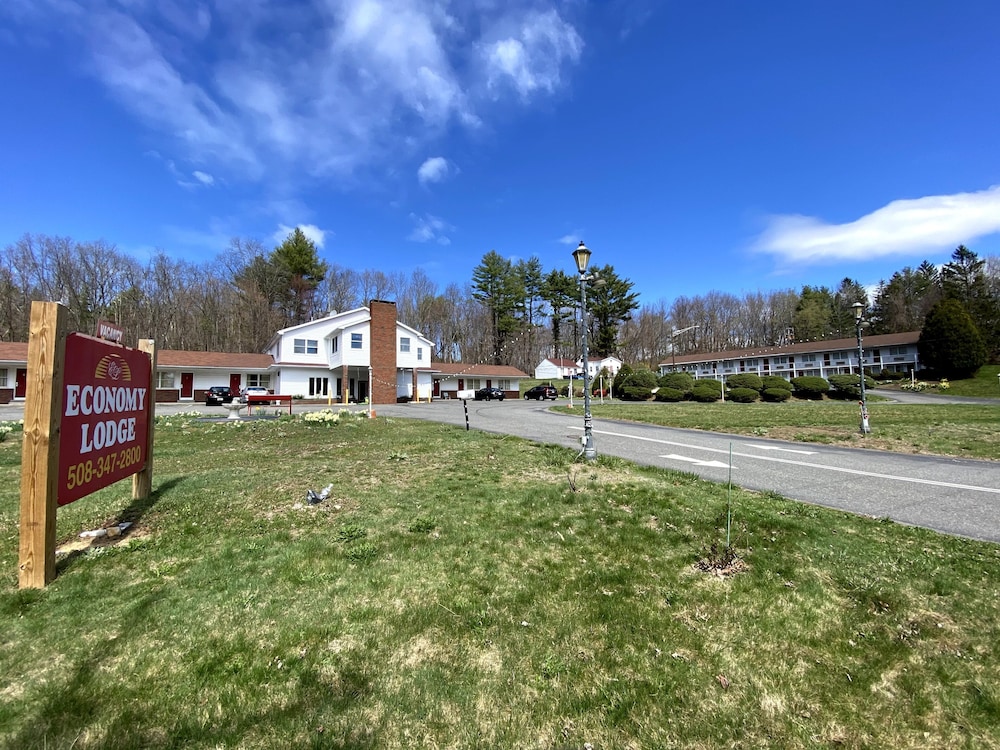 Economy Lodge 682 Main St Sturbridge 33/39