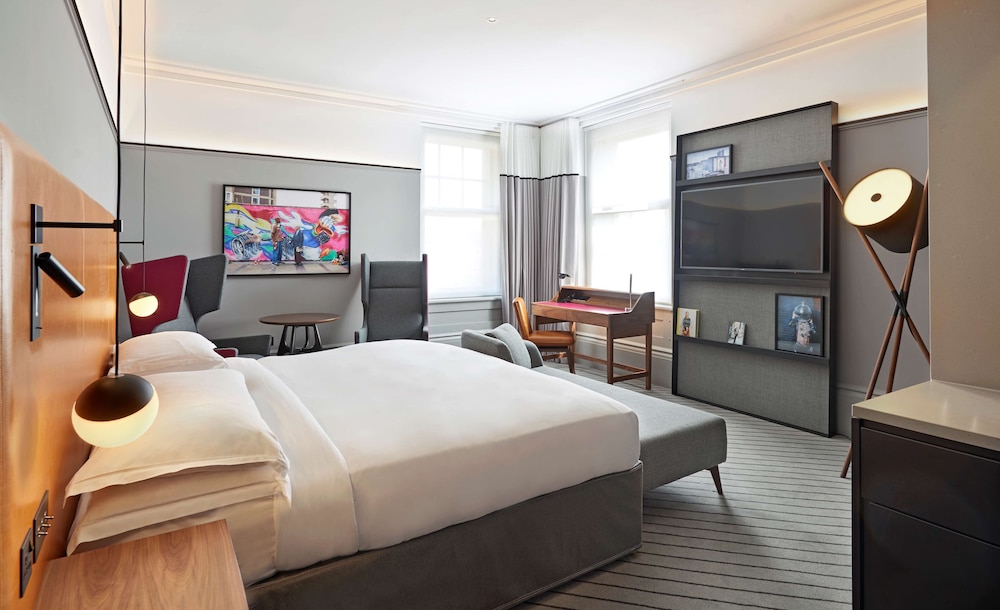 DELUXE, KING BED