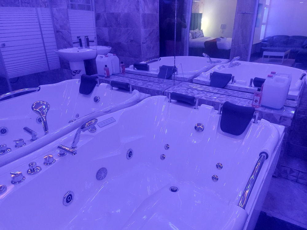 Gold Crown International Hotel 25/50