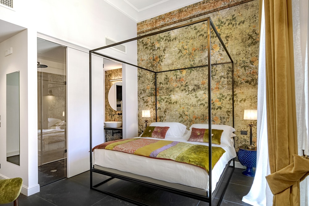 DELUXE, QUEEN BED, CENTRAL CENTER VIEW, BALCONY