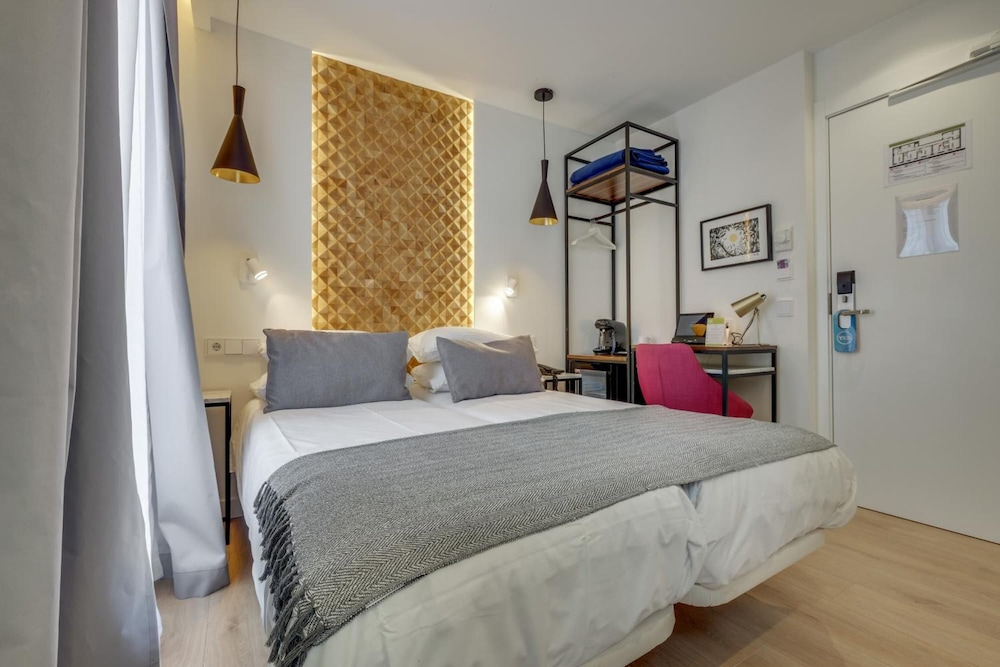COMFORT, TWIN BEDS