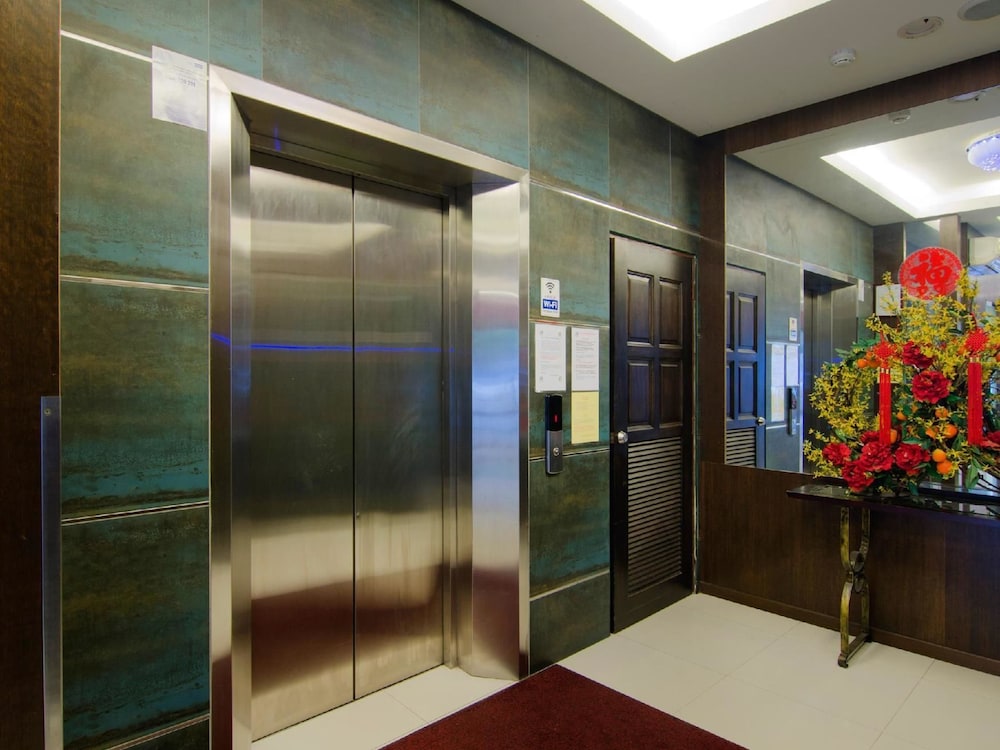 8 Days Boutique Hotel Mount Austin 35/57