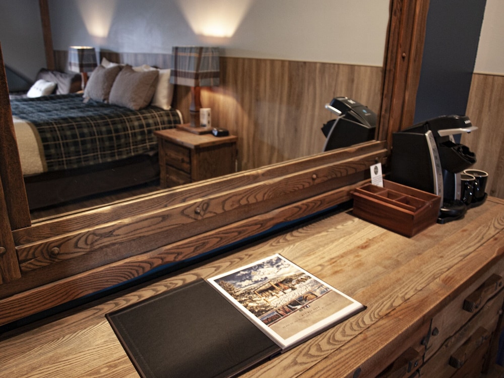 Glacier House Resort 33/36