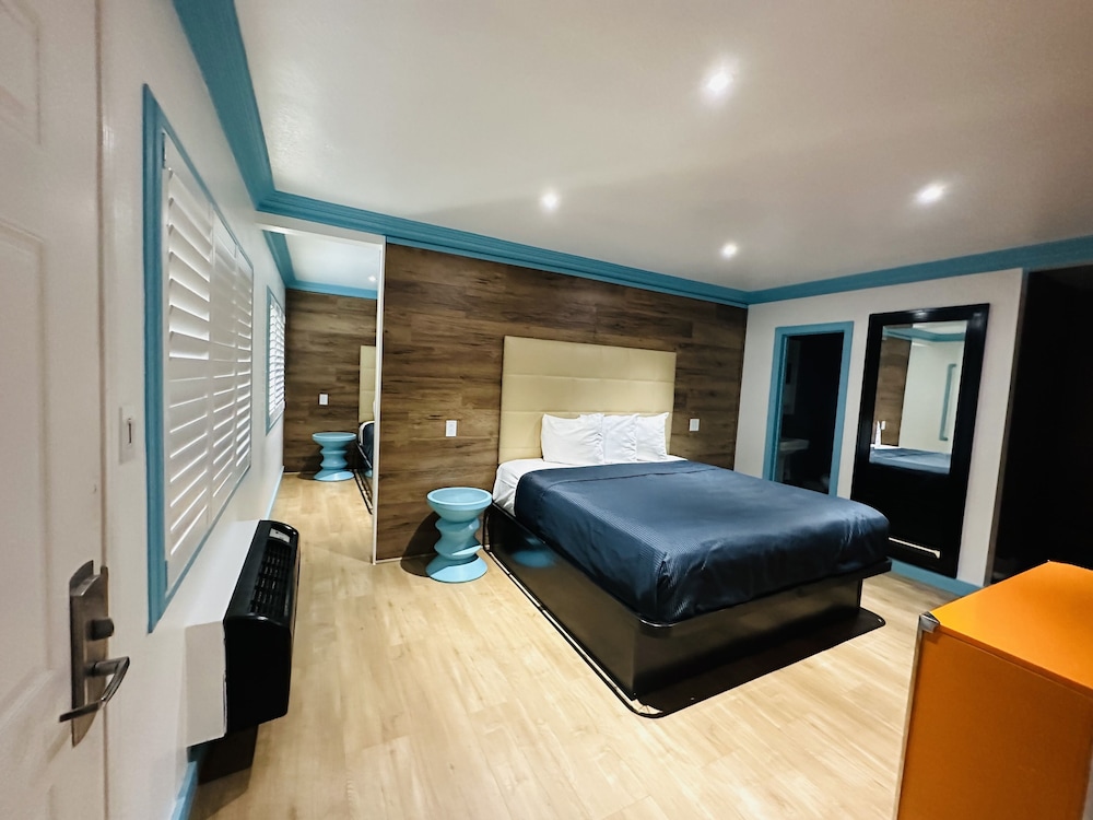Casa Blanca Inn & Suites 8/67