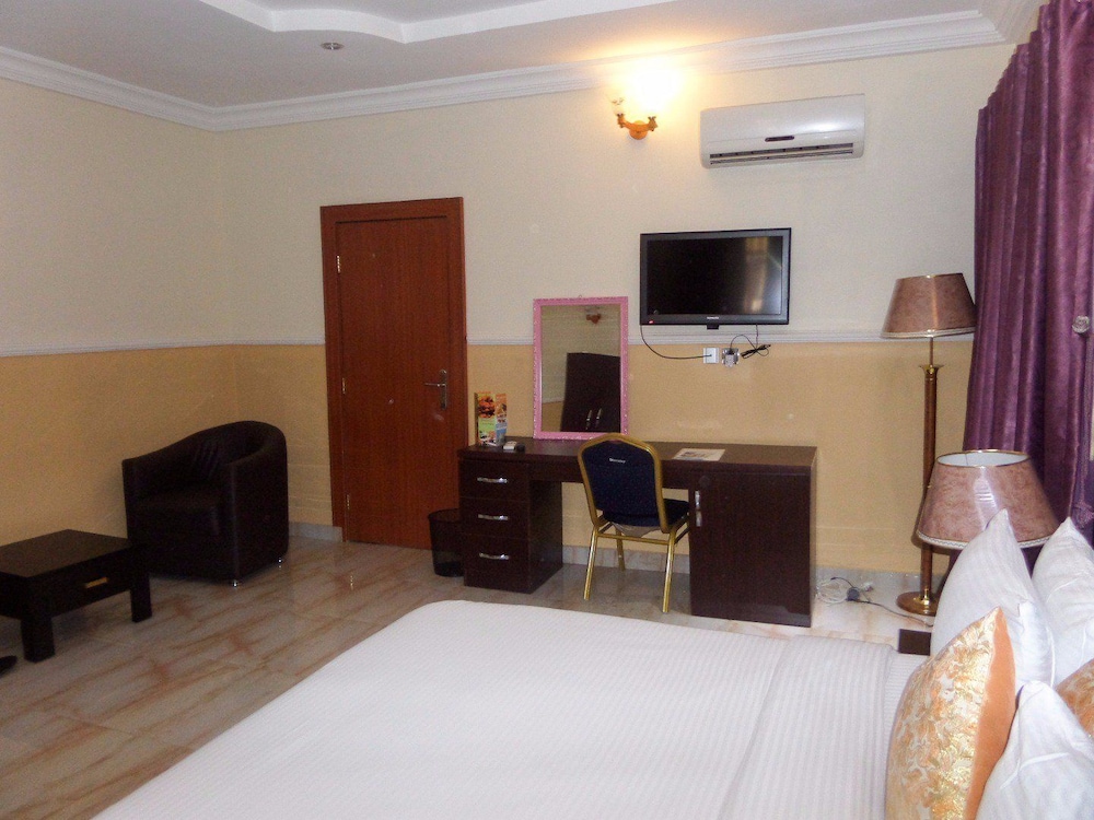 B's Hive Hotel & Suites 13/30