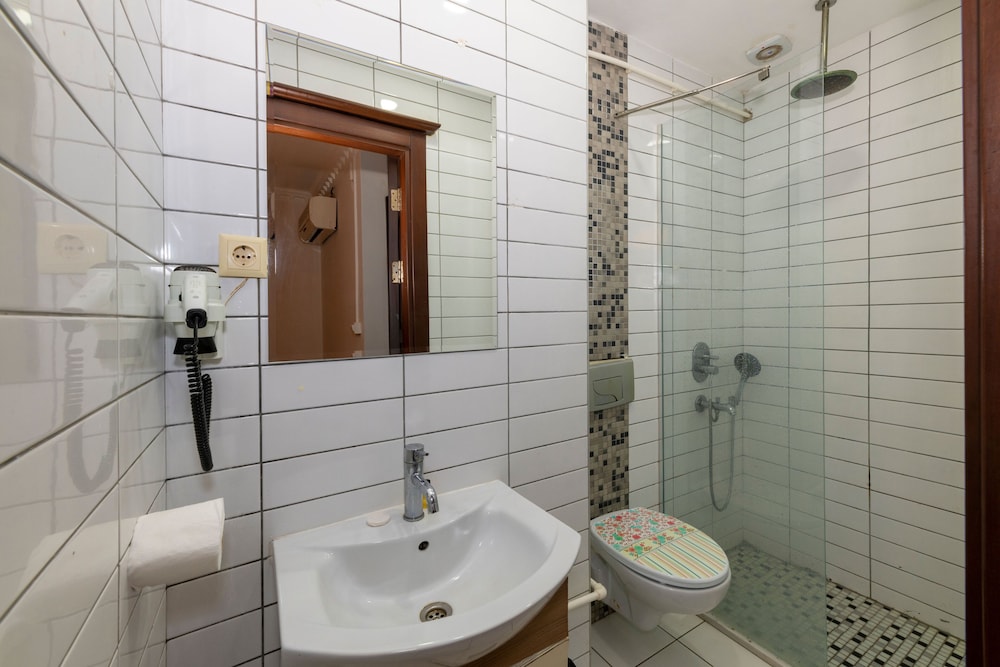 Opera House Hotel 59/64