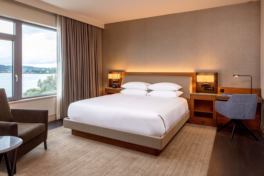 Deluxe, King Bed, Partial Lake View