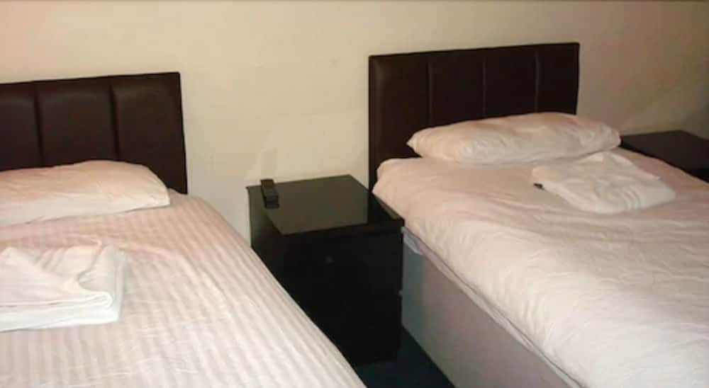 ECONOMY, TWIN BEDS, SHARED BATHROOM