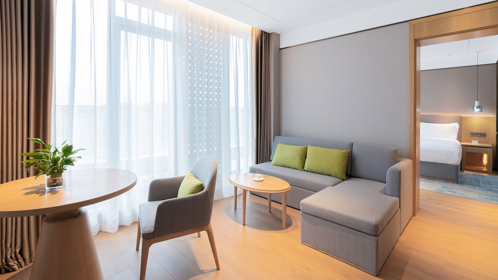 Holiday Inn One Thousand Island Lake 24/43