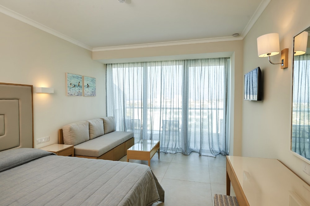 Sunrise Beach Hotel 6/45